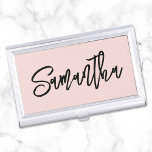 Gepersonaliseerde Blush en Black Brush Script Visitekaarthouder<br><div class="desc">Girly glam visitekaartje houder voor haar in zwart en pastel roze blush. De naam heeft een moderne, zwarte, handgeschreven schrijfstijl van het penseelschrift. Pas de kleur, grootte en stijl van het lettertype aan in dit tekstontwerp. Je vindt een handvol gedurfde, moderne kalligrafie scripts in het systeem. Voor kortere namen kunt...</div>