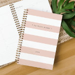 Gepersonaliseerde Blush Roze en Witte Streep Planner<br><div class="desc">De chique gepersonaliseerde planner heeft brede blush roze en witte strepen met jouw naam of monogram in een elegante zwart-zwarte belettering. Personaliseer met het jaar langs de onderkant.</div>