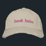Gepersonaliseerde boekenliefhebbers Bookish Quote  Geborduurde Pet<br><div class="desc">Show uw liefde voor boeken in stijl met dit "Book Babe" geborduurde Pet, met een trendy distressed design en vet roze borduurwerk. Perfect voor boekenliefhebbers, casual lezers of iedereen die een speelse touch aan hun garderobe wil toevoegen, dit pet combineert comfort en persoonlijkheid. Volledig aanpasbaar, u kunt de tekst- of...</div>