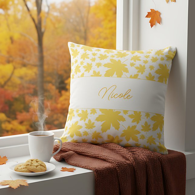 Gepersonaliseerde boerderij gele val bladeren kussen (Personalized pillow with yellow leaves and name brings charm to a cozy autumn space.)