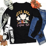 Gepersonaliseerde Boo Crew Matching Halloween Vrie T-shirt<br><div class="desc">Stap terug in de tijd met ons Retro gepersonaliseerde Boo Crew Matching Halloween Friend T-Shirt met lange mouwen, een must-have voor elke Halloween-liefhebbende groep. Deze aangepaste Halloween-shirten zijn ontworpen om een sfeer te brengen in uw spookachtige feesten, met elk shirt gepersonaliseerd met de namen van uw groep. Deze shirten zijn...</div>
