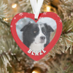 Gepersonaliseerde Border Collie Kersthond Huisdier Ornament<br><div class="desc">Schattigee Gepersonaliseerde Border Collie Christmas Dog Pet Photo Ornament. U kunt het personaliseren met de foto van uw huisdier en de naam. Voeg uw favoriete foto in. Mooie witte sneeuwvlokken bedekken de foto. U kunt dit aangepaste ornament voor elk huisdier gebruiken. Het ornament is rood van kleur. Een geweldige herinnering...</div>