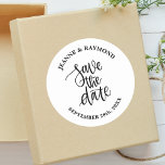 Gepersonaliseerde borstel Lettered Wedding Sla de  Ronde Sticker<br><div class="desc">Introductie van onze "Gepersonaliseerde Brush Lettered Wedding Save the Date Classic ronde Sticker." Deze sticker combineert moderne penseelbelettering met een klassiek rond ontwerp, ideaal voor het toevoegen van een persoonlijke touch aan bruiloft briefpapier. Pas aan met uw namen en trouwdatum voor een unieke aandenken. Perfect voor het verzegelen van enveloppen...</div>