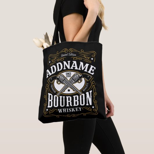 Gepersonaliseerde Bourbon  Pistolen Whiskey Label Tote Bag (Dichtbij)