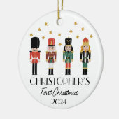 Gepersonaliseerde Boy Baby Eerste Kerstnotenkraker Keramisch Ornament (Links)