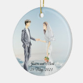 Gepersonaliseerde bride en bruidegom op het Clouds Keramisch Ornament (Links)