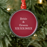 Gepersonaliseerde Bride en Groom met Datum Metalen Ornament<br><div class="desc">Gepersonaliseerde bruid en bruidegom met Date Metal Ornament. Personaliseer deze sjabloon met uw foto en tekst. Bewerk het om meer wijzigingen aan te brengen.</div>