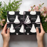 Gepersonaliseerde bride met Vrijgezellenfeest met  Cadeaupapier<br><div class="desc">Het ontwerp is voorzien van een bruid met een lange jurk en eenvoudige typografie op een zwarte achtergrond. Dit elegante maar eenvoudige persoonlijke omslagpapier is perfect voor die Vrijgezellenfeesten die cadeaus teruggeven. Het kan worden aangepast door de naam en de gebeurtenisdatum van de Bride te veranderen. Voor verdere aanpassing, klik...</div>