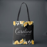 Gepersonaliseerde Bridesmaid Romantic Yellow Flowe Tote Bag<br><div class="desc">Verras je bruidsmeisjes (en anderen in je bruidsfeestje) met deze mooie florale canvas tas. Het ontwerp bevat een rand van met de hand geverfde waterverf gele bloemen die tegen een zwarte achtergrond zijn ingesteld (verander eenvoudig de achtergrondkleur zodat deze overeenkomt met uw trouwkleuren). Pas de tekst aan met 3 regels...</div>