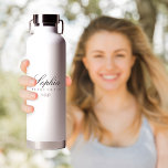 Gepersonaliseerde Bridesmaid Waterfles<br><div class="desc">Deze gepersonaliseerde bruidsmeisje waterfles is een modern en elegant geschenk, perfect voor uw bruidsfeest. Met een minimalistisch zwart-wit ontwerp met delicate bloemlijnaccenten en sierlijke kalligrafie, voegt het een vleugje sophisticatie toe aan elk bruidsmeisje-cadeau-collectie. Ideaal voor vrijgezellenfeesten of trouwdag souvenirs, deze stijlvolle en praktische fles is een doordachte manier om uw...</div>