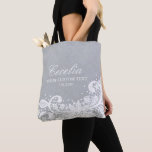 Gepersonaliseerde Bridesmaid  White Lace Wedding Tote Bag<br><div class="desc">Uw Bridal Party zal van deze mooie dubbelzijdige canvas tas houden met faux witte kant tegen een subtiele grijze achtergrond. Geef drie regels aangepaste tekst een persoonlijk tintje: naam, datum, enz. van de bridesmaid. Eenvoudig, maar elegant, zo perfect voor een romantische schuur, een land, een kerk of een buitenbruiloft. Geweldige...</div>