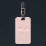 Gepersonaliseerde bridesmaïd's monogram en naam bagagelabel<br><div class="desc">Voeg een persoonlijk tintje toe aan uw bruiloft met gepersonaliseerd bruidsmeisje's monogram en naamgeschenk. Dit ontwerp is voorzien van gepersonaliseerde bruidsmeisje naam met titel en trouwdatum in wit en monogram in blozend roze als achtergrond, in klassieke serif lettertype stijl, op blozend roze achtergrond. Ook perfect voor bruidsmeisje, moeder van de...</div>