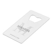 Gepersonaliseerde bridesmaïd's monogram en naam creditkaart flessenopener (Voorkant Gekanteld)