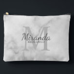 Gepersonaliseerde bridesmaïd's monogram en naam etui<br><div class="desc">Gepersonaliseerde Bridesmaids Gifts is voorzien van gepersonaliseerde naam bruidsmeisje in grijs klassieke script lettertype stijl en monogram in lichtgrijs klassieke serif lettertype stijl als achtergrond met titel in grijs klassieke serif lettertype stijl op witte marmeren achtergrond. Ook perfect voor bruidsmeisje,  bloemenmeisje,  moeder van de bruid en meer.</div>