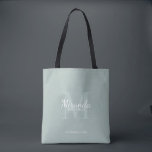 Gepersonaliseerde bridesmaïd's monogram en naam tote bag<br><div class="desc">Gepersonaliseerde Bridesmaids Gifts is voorzien van gepersonaliseerde naam bruidsmeisje in witte klassieke script lettertype stijl en monogram in salie groene klassieke serif lettertype stijl als achtergrond met titel en trouwdatum in witte klassieke serif lettertype stijl op salie groene achtergrond. Ook perfect voor bruidsmeisje, bloemenmeisje, moeder van de bruid en meer....</div>