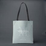 Gepersonaliseerde bridesmaïd's monogram en naam tote bag<br><div class="desc">Voeg een persoonlijk tintje toe aan uw bruiloft met gepersonaliseerd bruidsmeisje's monogram en naamgeschenk. Dit ontwerp is voorzien van gepersonaliseerde bruidsmeisje naam met titel en trouwdatum in wit en monogram in salie groen als achtergrond, in klassieke serif lettertype stijl, op salie groene achtergrond. Ook perfect voor bruidsmeisje, moeder van de...</div>