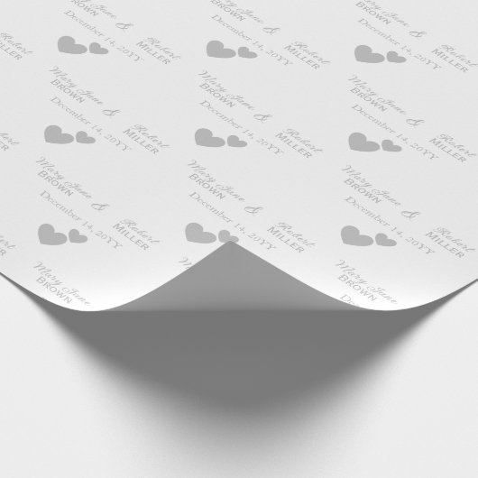 Gepersonaliseerde bruid en bruidegom Silver Hearts Cadeaupapier (Hoek)