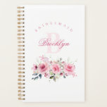 Gepersonaliseerde bruidsmeisje Bachelorette Planner<br><div class="desc">Dit gepersonaliseerde bruidsmeisje en vrijgezellenplanner is het perfecte cadeau voor uw bruidsfeest, met een prachtig blush roze bloemontwerp. Met een elegante lay-out, deze planner helpt uw bruidsmeisjes en bruidsmeisje verblijf georganiseerd voor de bruiloft festiviteiten. Compleet met een aanpasbaar monogram, het maakt een doordacht en stijlvol bruidsmeisje cadeau dat zal worden...</div>