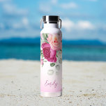 Gepersonaliseerde bruidsmeisje geschenken magenta  waterfles<br><div class="desc">Groen eucalyptus magenta pioen rozen waterverf gepersonaliseerde naam waterflessen bruidsmeisje geschenken bruids partij gunsten.</div>