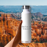 Gepersonaliseerde bruidsmeisje Gift Bachelorette P Waterfles<br><div class="desc">Verhoog uw vrijgezellenfeest met onze gepersonaliseerde bruidsmeisje cadeau vrijgezellenfeest waterflessen. Deze strakke en minimalistische waterflessen zijn de perfecte aanvulling op uw vrijgezellenfeestartikelen, zodat uw bruidsfeestje gehydrateerd en stijlvol blijft tijdens de festiviteiten. Pas elke waterfles aan met de namen van je bruidsmeisjes, bruidsmeisje en andere bruidsfeestleden om ze echt speciaal te...</div>