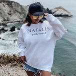 Gepersonaliseerde bruidsmeisje Gift Bruiloft Bruid Trui<br><div class="desc">Onze gepersonaliseerde bruidsmeisje cadeau bruiloft bruids party sweatshirts zijn de perfecte manier om uw dankbaarheid uit te drukken voor uw bruids feest en ze extra speciaal te laten voelen tijdens uw bruiloft feesten. Deze aanpasbare sweatshirts kunnen worden gepersonaliseerd met de namen of rollen van uw bruidsfeestleden, waardoor een doordachte en...</div>