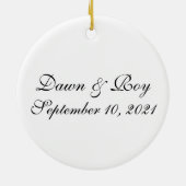 Gepersonaliseerde bruiloft paar, onze eerste Kerst Keramisch Ornament (Achterkant)