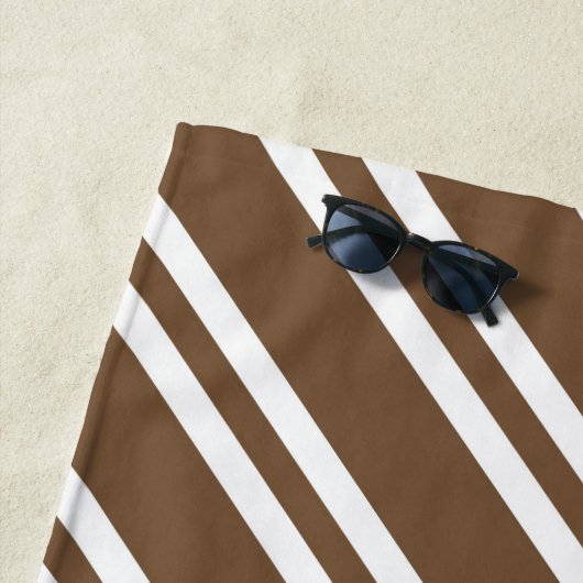 Gepersonaliseerde bruin en witte strepen strandlaken (In situ)