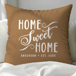 Gepersonaliseerde Bruin Huis Sweet Home Kussen<br><div class="desc">Breng warmte en charme naar uw huis met dit gepersonaliseerde bruine "Home Sweet Home" gooikussen. Het elegante script en de aanpasbare familienaam creëer zijn een welkome touch voor uw woonkamer of slaapkamer. Het neutrale kleurenpalet vormt een aanvulling op de verschillende interieurstijlen.</div>
