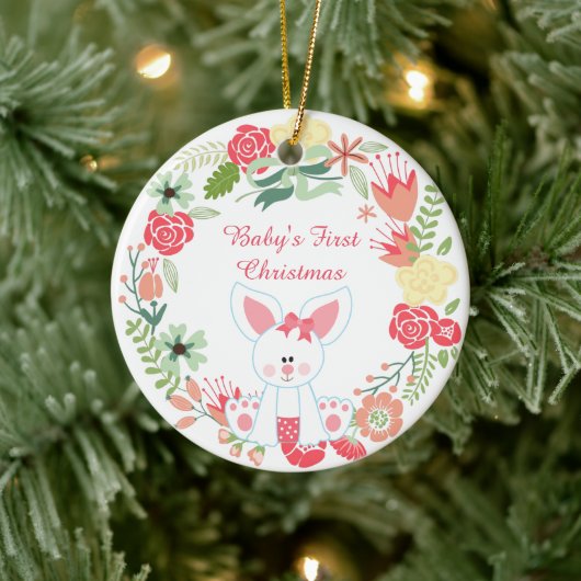Gepersonaliseerde Bunny and Wreath Baby's 1e Kerst Keramisch Ornament (Boom)