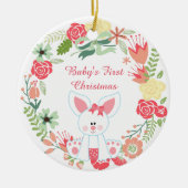 Gepersonaliseerde Bunny and Wreath Baby's 1e Kerst Keramisch Ornament (Voorkant)