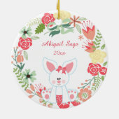Gepersonaliseerde Bunny and Wreath Baby's 1e Kerst Keramisch Ornament (Achterkant)