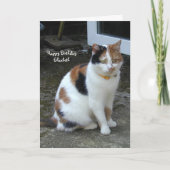 Gepersonaliseerde Calico kat zit buiten Verjaardag Kaart (Voorkant)