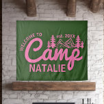 Gepersonaliseerde Camp Bach Bachelorette Party Cus Wandkleed<br><div class="desc">Ontsnap naar het hart van de natuur met onze betoverende gepersonaliseerde Camp Bach Bachelorette Party Custom Tapestry, een op maat gemaakte aanvulling op uw bergtoevluchtsoord. Dompel jezelf onder in de wildernis als dit wandtapijt, versierd met een banner op maat van de bachelorette van het kamp, een bord van het berghoftepartij...</div>