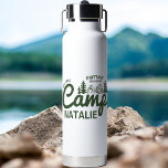 Gepersonaliseerde Camp Bach Bachelorette Party Cus Waterfles<br><div class="desc">Drijf uw dorst naar avontuur met onze gepersonaliseerde Camp Bach Bachelorette Party Custom Water Bottle - een essentiële aanvulling op uw berg vrijgezellenfeest. Deze op maat gemaakte waterfles combineert praktisch nut naadloos met gepersonaliseerde stijl, waardoor het de perfecte accessoire is voor uw kampvrijgezellendecor. De neutrale bosgroene tint voegt een vleugje...</div>