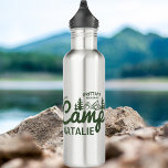 Gepersonaliseerde Camp Bach Bachelorette Party Cus Waterfles<br><div class="desc">Blijf gehydrateerd in stijl tijdens uw bergachtige avontuur met onze gepersonaliseerde Camp Bach Bachelorette Party Custom Stainless Steel Water Bottle - een bosgroene tumbler die functionaliteit combineert met een vleugje natuur-geïnspireerde elegantie. Deze aangepaste kamp bachelorette waterfles is niet alleen een hydratatie metgezel; het is een gekoesterde aandenken, symboliseert het laatste...</div>