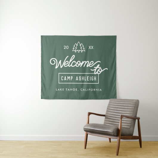 Gepersonaliseerde Camp Bachelorette Party Achtergr Wandkleed (In Situ (horizontaal))