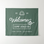 Gepersonaliseerde Camp Bachelorette Party Achtergr Wandkleed<br><div class="desc">Maak van uw vrijgezellenfeest een onvergetelijk outdoor avontuur met ons Camp Bachelorette Party Backdrop Tapestry. Gemaakt met de perfecte mix van rustieke charme en wildernis-geïnspireerd ontwerp, dit wandtapijt zet de scène voor een ongelooflijke kamp-thema viering. Of u nu een glamping uitje plant, een bergretraite of een gezellige huttenbijeenkomst, ons wandtapijt...</div>