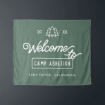 Gepersonaliseerde Camp Bachelorette Party Achtergr Wandkleed<br><div class="desc">Maak van uw vrijgezellenfeest een onvergetelijk outdoor avontuur met ons Camp Bachelorette Party Backdrop Tapestry. Gemaakt met de perfecte mix van rustieke charme en wildernis-geïnspireerd ontwerp, dit wandtapijt zet de scène voor een ongelooflijke kamp-thema viering. Of u nu een glamping uitje plant, een bergretraite of een gezellige huttenbijeenkomst, ons wandtapijt...</div>