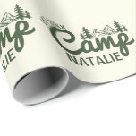 Gepersonaliseerde Camp Bachelorette Party Geperson Cadeaupapier<br><div class="desc">Voeg een persoonlijk tintje toe aan uw feest met dit gepersonaliseerde Camp Bachelorette Party Gepersonaliseerd inpakpapier. Ontworpen om bij uw "Last Trail Before the Veil" -thema te passen, is dit inpakpapier perfect voor glamping-uitjes, bergavonturen of rustieke vrijgezellenfeesten. Of u nu bruidsmeisje geschenken, partij gunsten, of speciale souvenirs inpakt, dit aangepaste...</div>