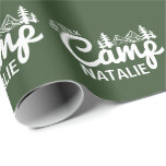 Gepersonaliseerde Camp Bachelorette Party Geperson Cadeaupapier<br><div class="desc">Wikkel je vrijgezellenfeest cadeaus in stijl met deze gepersonaliseerde Camp Bachelorette Party Gepersonaliseerd inpakpapier. Perfect voor het vieren van de "Last Trail Before the Veil", deze unieke cadeauverpakking brengt een leuke en samenhangende touch aan uw glamping-geïnspireerde evenement. Of u nu feestgunsten, bruidsmeisjesgeschenken of decoraties inpakt, dit inpakpapier verbetert uw feest...</div>