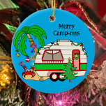 Gepersonaliseerde Camping thema Kerstmis Keramisch Ornament<br><div class="desc">Schattige rood en groen retro RV camper camping thema kerst ornament. Hand getrokken schattig gepersonaliseerd vakantie ornament. Kamperen op het strand met Kerstmis.</div>