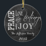 Gepersonaliseerde Chalkboard Woorden Familie Ornam Keramisch Ornament<br><div class="desc">Pas uw aangepaste familienannament aan met uw familienaam en het jaar! Ideaal kerstcadeau voor elk familielid of vriend!</div>