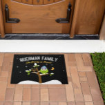 Gepersonaliseerde Chanoeka Menorah Licht de Nacht  Deurmat<br><div class="desc">Groet uw gasten en deel uw beste wensen met familie en vrienden met deze Schattigee, kleurrijke Chanoeka Uil & Menora in een besneeuwde boomdeurmat. Helemaal leuk! ! Licht de nacht op en laat iedereen glimlachen. Alle tekst kan eenvoudig worden gewijzigd of verwijderd. Hulp nodig bij dit ontwerp? Wil je andere...</div>