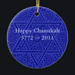 Gepersonaliseerde Chanukah Ornament<br><div class="desc">Werken zwoegen van rijke scrollwerken op basis van Marokkaanse joodse kunstwerken uit eeuwen geleden decoreren deze elegante Chanoekamer.  Pas deze versiering aan met uw eigen groet.</div>