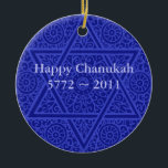 Gepersonaliseerde Chanukah Ornament<br><div class="desc">Werken zwoegen van rijke scrollwerken op basis van Marokkaanse joodse kunstwerken uit eeuwen geleden decoreren deze elegante Chanoekamer.  Pas deze versiering aan met uw eigen groet.</div>