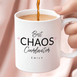 Gepersonaliseerde Chaos Coördinator Koffiemok<br><div class="desc">Geniet van stijl met de Chaos Coordinator Typographic Coffee Mok! Deze moderne en minimalistische mok heeft een leuk script ontwerp dat perfect aansluit bij de sfeer van evenementenplanners en moeders die gedijen in chaos, waardoor het een ideaal geschenk is voor iedereen die jongleert met de eisen van huwelijksplanning en daarbuiten....</div>