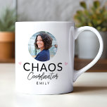 Gepersonaliseerde Chaos Coordinator Moderne Koffie Koffiemok<br><div class="desc">Geniet van stijl met de gepersonaliseerde chaoscoördinator Modern Coffee Mok! Deze moderne en minimalistische mok heeft een leuk script ontwerp dat perfect aansluit bij de sfeer van evenementenplanners en moeders die gedijen in chaos. Het is een ideaal geschenk voor iedereen die jongleert met de eisen van de huwelijksplanning en daarbuiten....</div>