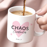 Gepersonaliseerde Chaos Coordinator Roze Koffie Mo Koffiemok<br><div class="desc">Geniet van stijl met de gepersonaliseerde chaoscoördinator Pink Coffee Mok! Deze moderne en minimalistische mok heeft een leuk script ontwerp dat perfect aansluit bij de sfeer van evenementenplanners en moeders die gedijen in chaos. Het is een ideaal geschenk voor iedereen die jongleert met de eisen van de huwelijksplanning en daarbuiten....</div>