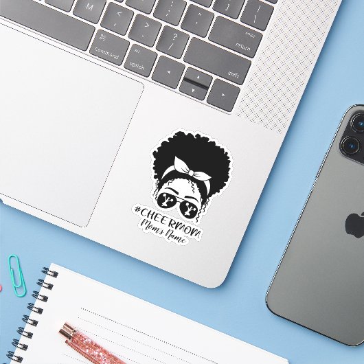 Gepersonaliseerde Cheer Mam Sticker (Laptop met iPhone)