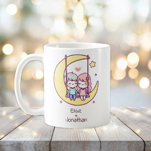 Gepersonaliseerde Chibi-stijl Moon Swing Couple Koffiemok